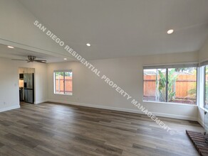 7980 Amargosa Dr in Carlsbad, CA - Foto de edificio - Building Photo
