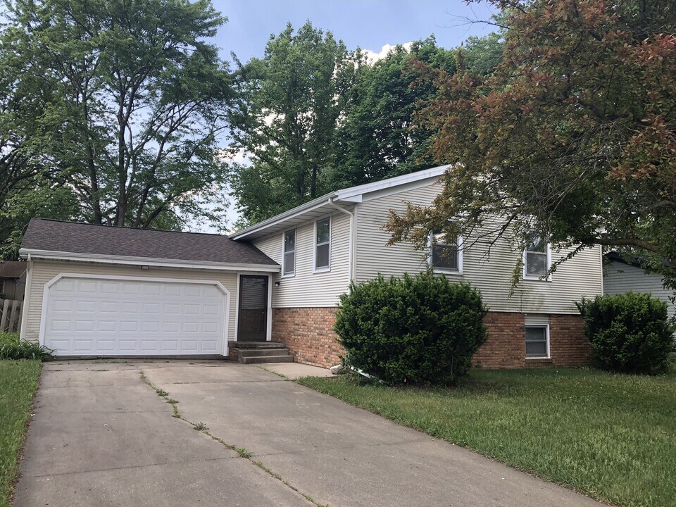 1721 Gregory St in Normal, IL - Building Photo