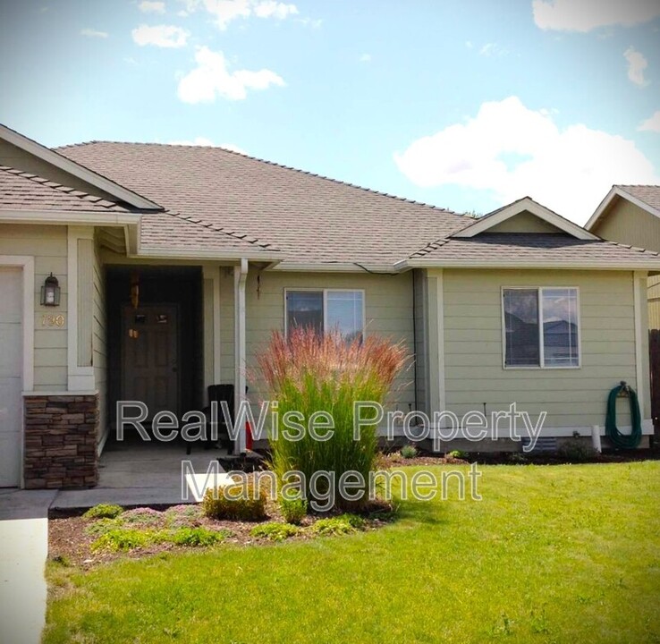 790 NE Quince Ave in Redmond, OR - Building Photo