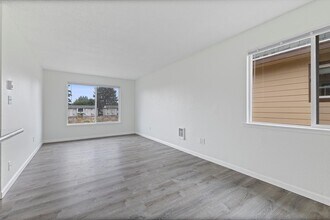 Alder Village in Portland, OR - Foto de edificio - Building Photo