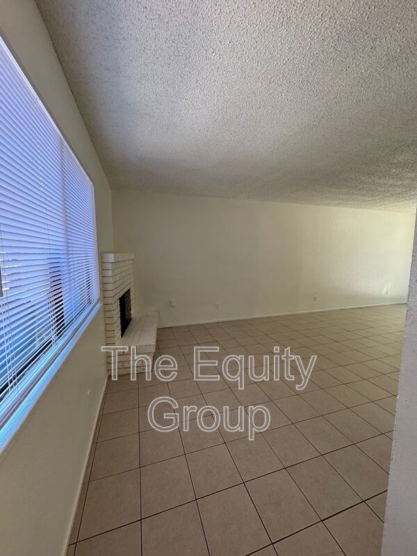 1042 N Jefferson St in Tulare, CA - Building Photo - Building Photo
