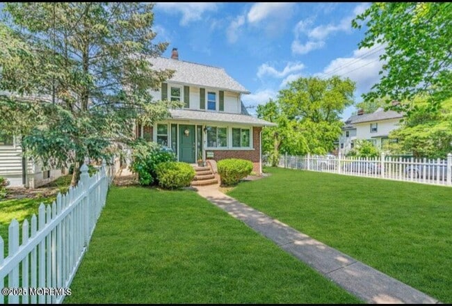 208 E Bergen Pl in Red Bank, NJ - Building Photo - Building Photo