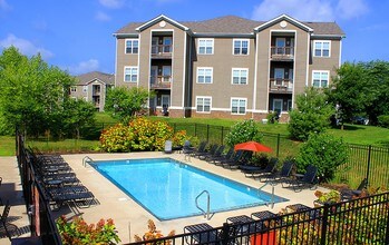 Brownstone Terrace Apartments Bloomington In For Rent Bloom Apartments1 To 2 Bedroom 942 1104 Building Photo