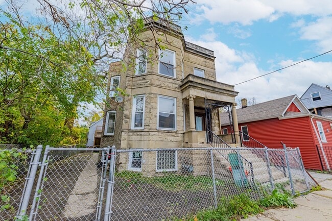 property at 714 W 60th St
