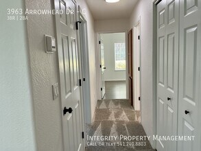 3963 Arrowhead Dr in Medford, OR - Building Photo - Building Photo