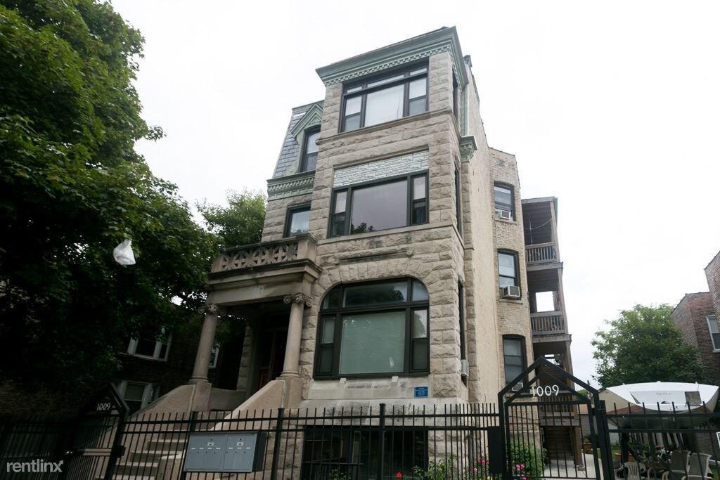 1009 N Sacramento Ave-Unit -Unit 1F in Chicago, IL - Building Photo