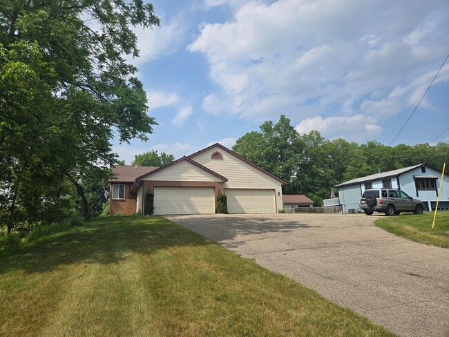 1623 Lamberton Lake Dr NE in Grand Rapids, MI - Building Photo - Building Photo