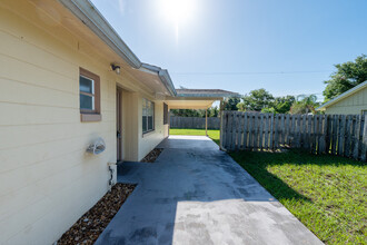 665 Belltower Ave in Deltona, FL - Foto de edificio - Building Photo