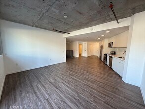 5750 Hollywood Blvd, Unit 230 in Los Angeles, CA - Building Photo - Building Photo