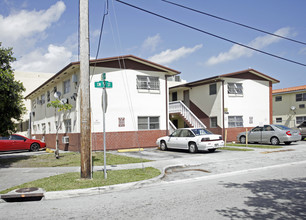 2485 SW 9th St in Miami, FL - Foto de edificio - Building Photo