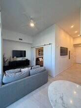 170 NE 23rd St, Unit T6 in Miami, FL - Building Photo - Building Photo