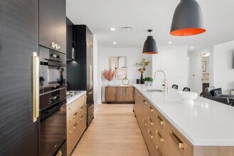 70 Rainey St in Austin, TX - Building Photo - Building Photo
