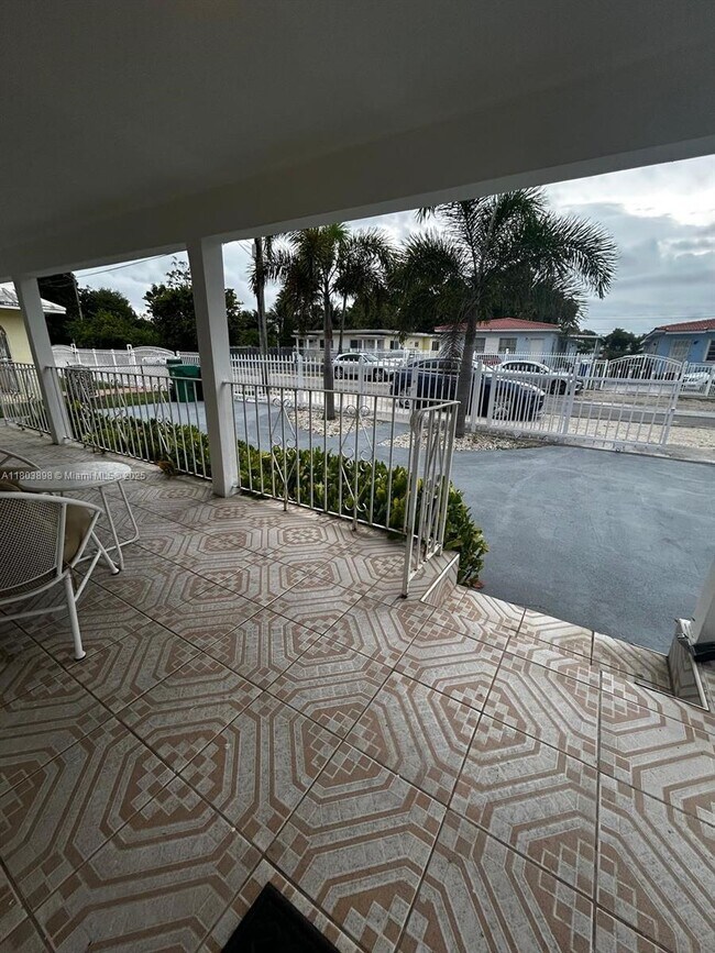 1947 NW 33rd St in Miami, FL - Building Photo - Building Photo