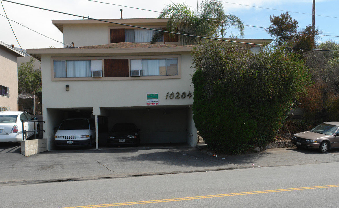 10204 Tujunga Canyon Blvd in Tujunga, CA - Foto de edificio