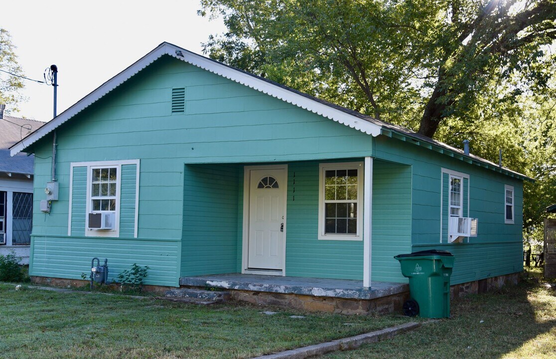 1111 Sanders St in Bowie, TX - Building Photo