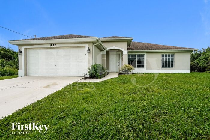 555 Kingsbury Ln in Lehigh Acres, FL - Building Photo