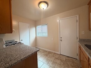 460 S Buena Vista Ave in San Jose, CA - Building Photo - Building Photo