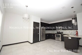 1315 Bodark Dr, Unit 4 in Edinburg, TX - Foto de edificio - Building Photo