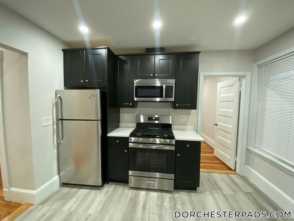 71 Saxton St in Boston, MA - Building Photo
