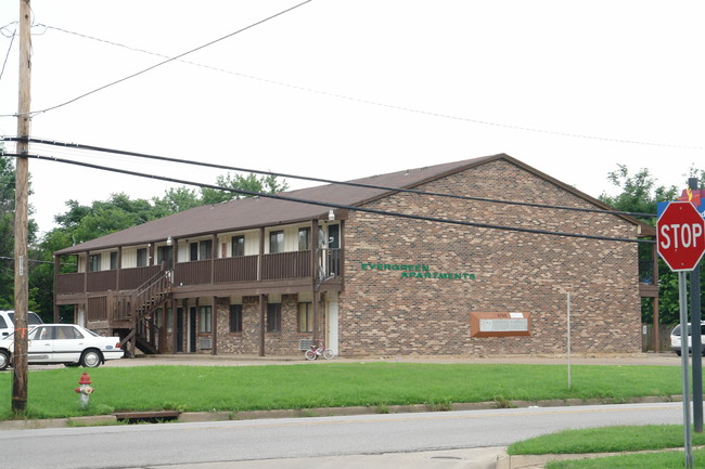 Evergreen Apartments in Wichita, KS - Building Photo - Building Photo