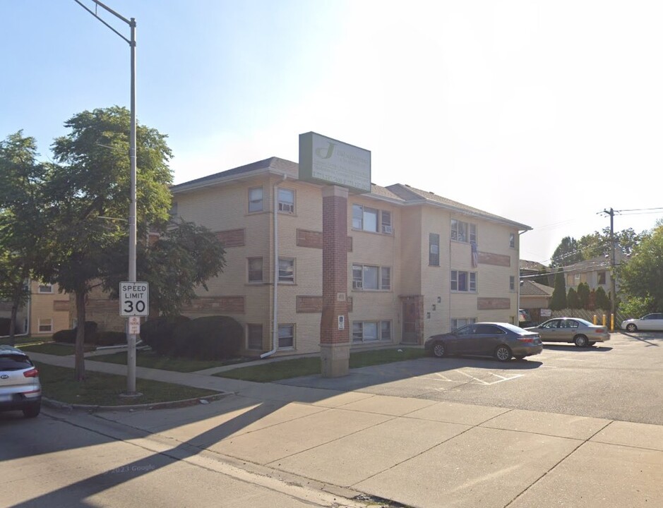 4936 N Harlem Ave in Harwood Heights, IL - Building Photo