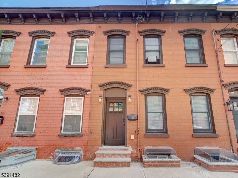 16 Eagles St in Newark, NJ - Building Photo
