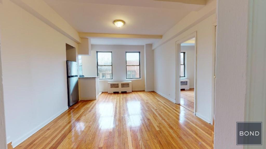 301 E 38th St in New York, NY - Building Photo