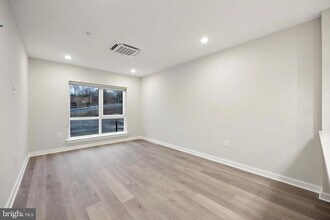 3449 Scotts Ln, Unit A403 in Philadelphia, PA - Foto de edificio - Building Photo