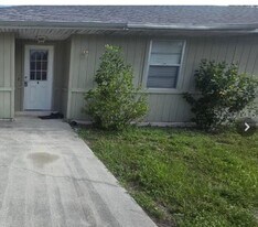 304 Camillia Ln in Port Charlotte, FL - Building Photo