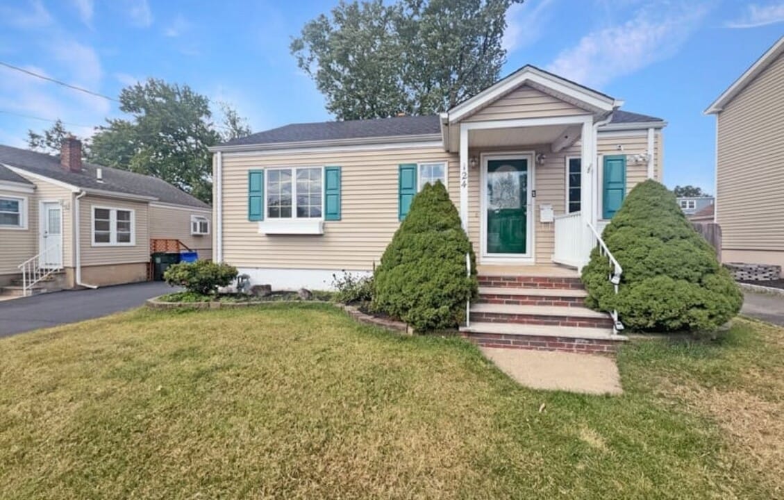 123 Lincoln Ave in Woodbridge Township, NJ - Building Photo