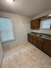 1337 15th Street a, Unit Downstairs in Moline, IL - Building Photo - Building Photo