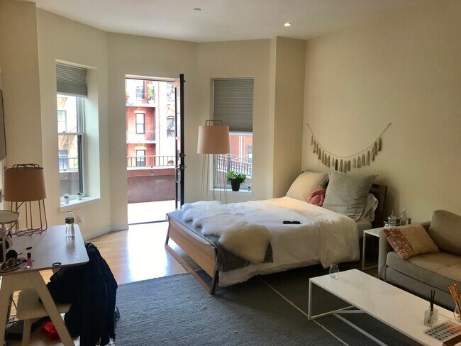 209 Newbury St, Unit 2 in Boston, MA - Building Photo - Building Photo