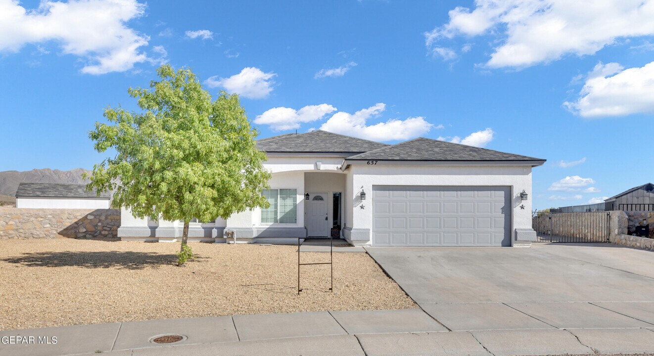 657 Bariloche Dr in Anthony, TX - Building Photo