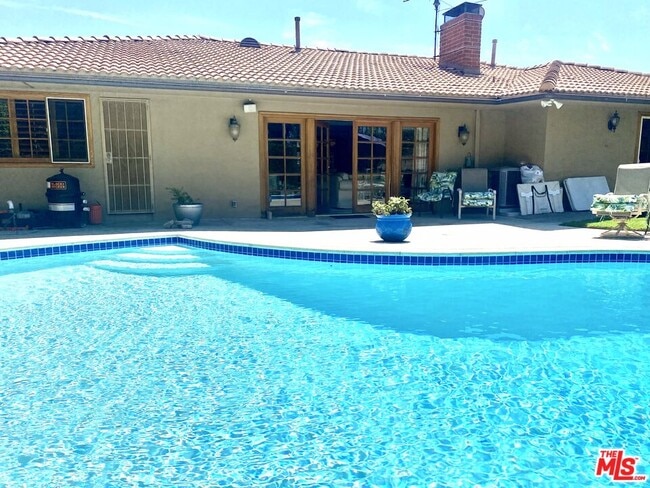 6633 S Sherbourne Dr in Los Angeles, CA - Building Photo - Building Photo