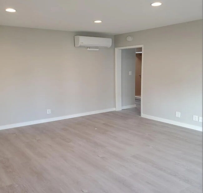 8616 Holloway Dr in West Hollywood, CA - Building Photo - Building Photo