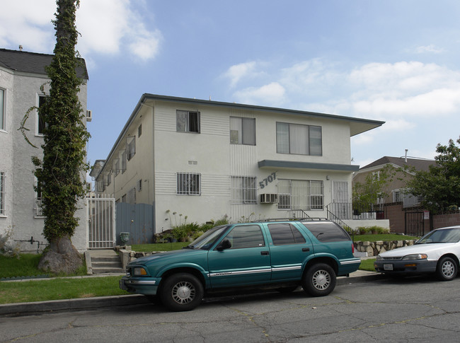 5707 Camerford Ave in Los Angeles, CA - Foto de edificio - Building Photo