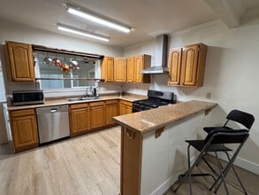 712 E Washington St in Petaluma, CA - Foto de edificio - Building Photo