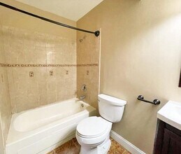 2 Avon Dr E in East Windsor, NJ - Building Photo - Building Photo
