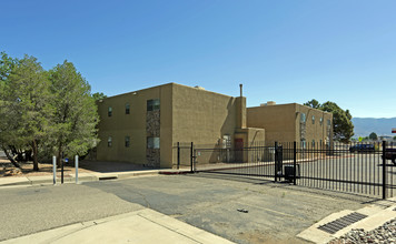 Cedar Point Apartments in Albuquerque, NM - Building Photo - Building Photo