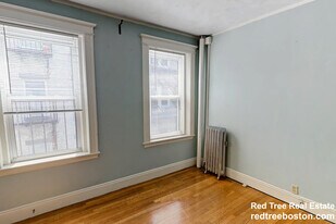 111 Park Dr in Boston, MA - Building Photo