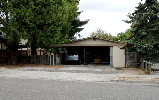 1028 3rd St in Novato, CA - Foto de edificio - Building Photo