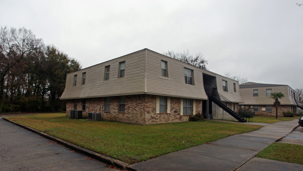 Oakwood Apartments in Gonzales, LA - Foto de edificio