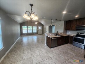 891 Roadrunner Spur in Canyon Lake, TX - Building Photo - Building Photo