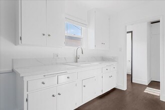 107 S Aviation Blvd in Manhattan Beach, CA - Building Photo - Building Photo