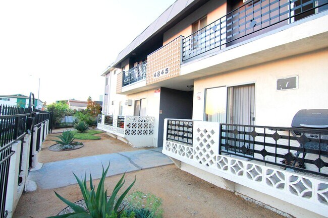 4845 Saturn Street in Los Angeles, CA - Foto de edificio - Building Photo