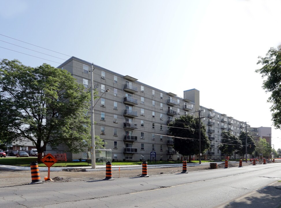 Mohawk Towers in Hamilton, ON - Building Photo