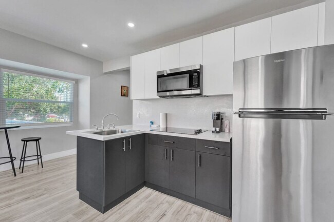 906 N Riverside Dr in Pompano Beach, FL - Building Photo - Building Photo