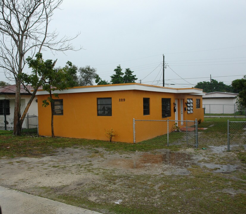 2215-2219 Charleston St in Hollywood, FL - Building Photo