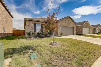 10345 Burnfoot Ln in Crowley, TX - Foto de edificio - Building Photo