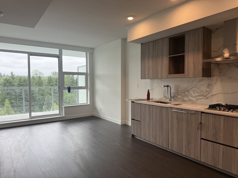 13768-13100 100 Ave in Surrey, BC - Building Photo